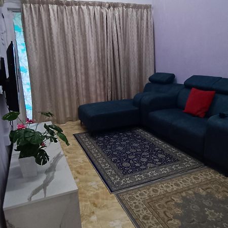 Homestay Lestari Klia Sepang Zewnętrze zdjęcie